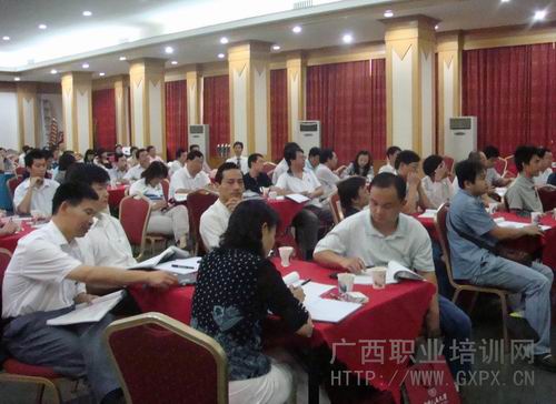 广西47名企业经理人参加中国人民大学工商管理MBA实战研修班。
